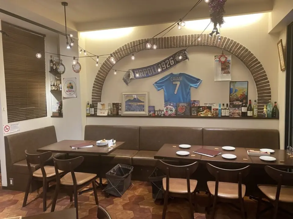 本店距离东松山站东口步行4分钟，是一家朴实无华、舒适的意大利餐厅。餐厅共有34个座位，其中吧台座位4个，餐桌座位4个。吧台座位前面有一个巨大的燃木烤炉，可以欣赏到正宗的燃木披萨烘烤的景象。备有可根据人数移动的桌席和投影仪，非常适合举办宴会等。我们还接受最多 34 人的私人预订。请根据使用场景享受♪