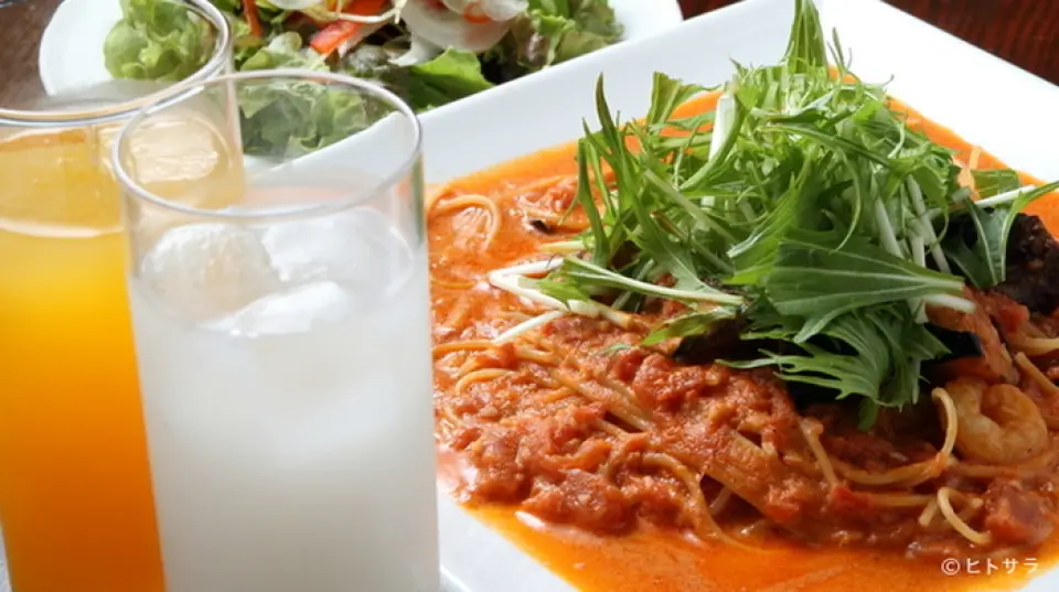 The hearty lunch menu at [Tarugen Fukaya Branch] is a big attraction. They have a wide variety of Western dishes as well as Japanese food. You can choose your favorite pasta, and it also comes with a salad and drink bar. It's recommended for when you want to eat a hearty meal.