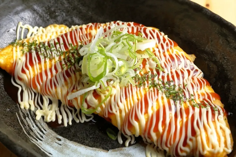 Nhà hàng ấm cúng của chúng tôi được thiết kế theo mô hình quán rượu izakaya thời Showa, là nơi bạn có thể uống rượu từ trưa. Bạn sẽ được chào đón bởi Billiken, người được cho là mang lại hạnh phúc cho những ai vuốt ve lòng bàn chân của ông. Ngoài ra, tại cửa hàng Ebisu Shoten Kita 24jo, bạn có thể lấy ra tất cả các mặt hàng ngoại trừ hàng dễ hỏng! Chúng tôi cung cấp nhiều loại thực đơn, từ kushikatsu, tempura, món nướng, món chiên và các món gọi món, tất cả đều có giá cả phải chăng. Hãy thoải mái thưởng thức các món ăn được chúng tôi lựa chọn cẩn thận trong sự thoải mái tại nhà hoặc văn phòng của bạn!