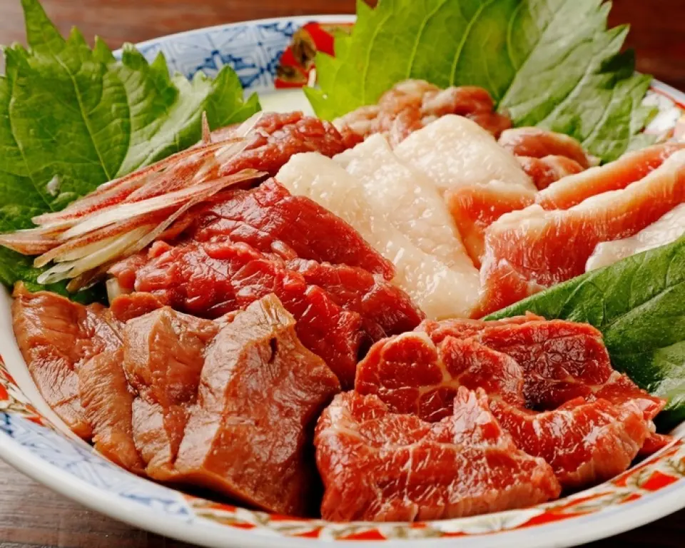 我们的首要推荐是符合严格卫生标准的高品质马肉菜肴。除了肥美的“马肉生鱼片”和入口即化的“热巴刺身”等7种之外，还可以品尝到搭配九州甜酱油的“烤舌刺身”！之所以没有特殊的气味，是因为马肉非常新鲜。我们还建议您品尝和比较各种部位，从标准部位到稀有部位，例如大理石肉、鬃毛肉和二重肉。
