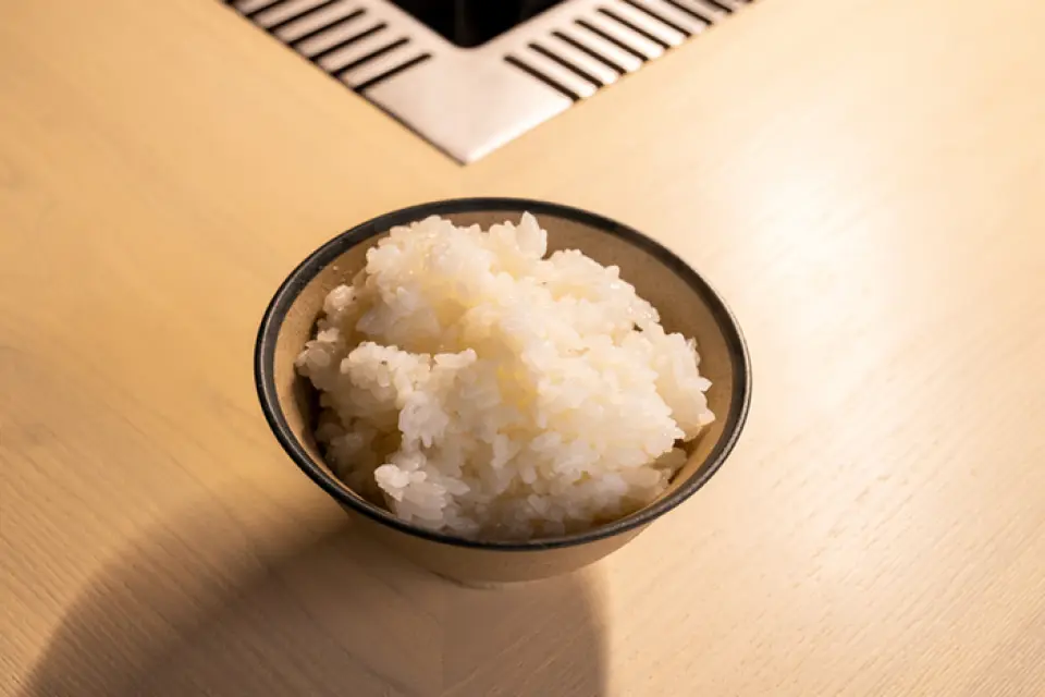 We serve rice made with Uonuma Koshihikari rice. The rice, sourced from Juichiya, a restaurant with over 100 years of history, is a special product selected to bring out the flavor of the meat. It is sticky yet has a refreshing sweetness. We are particular about the deliciousness of the rice, and cook it on the firmer side so that the grains stand out. It goes perfectly with our proud lamb and mutton, so please enjoy it together.