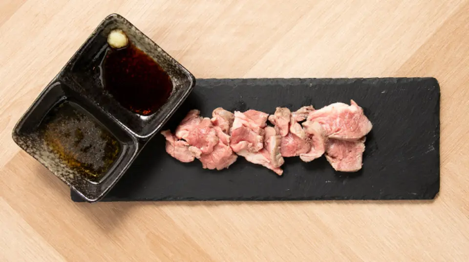 在其他店很少见到的「羊肉生鱼片」。低温慢煮的羊肉刺身是可以尽情享受食材鲜美的特色菜。除了生鱼片外，我们还提供羊肉牛油和羊肉火腿的独特吃法。肉品直接从澳洲进口，绝无冷冻，空运，让你享受到与成吉思汗不一样的味道。请借此机会品尝我们引以自豪的羊肉的新魅力。