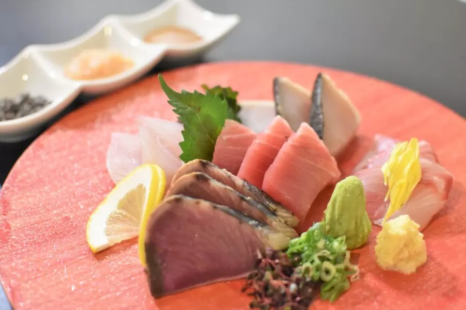 Mặc dù chúng tôi nằm ở tỉnh Saitama, nơi không có biển, chúng tôi vẫn cam kết về độ tươi của hải sản và kết quả là chúng tôi đã đi đến câu trả lời là ``vận chuyển trực tiếp từ nguồn.''