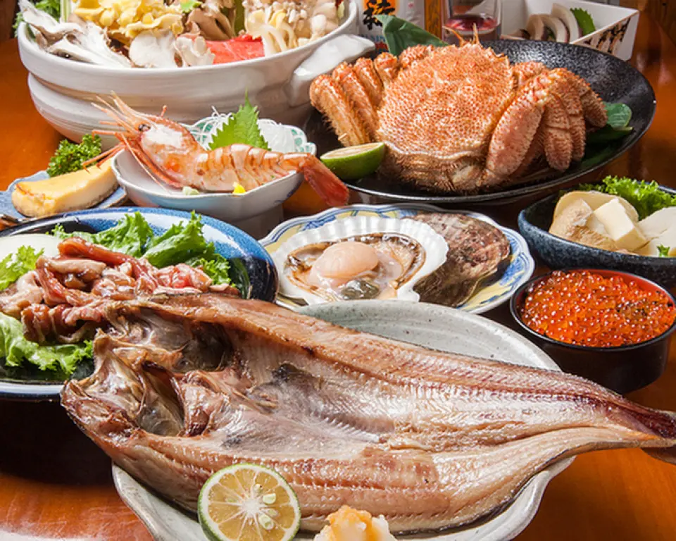 The "All-you-can-drink course" includes a three-piece sashimi platter, a 40cm-plus extra-large grilled Atka mackerel, the local specialty "Oyster Dengaku," salted and buttered potatoes, salmon roe rice balls, and more. It's perfect for a variety of occasions, including company parties and drinking parties with friends!