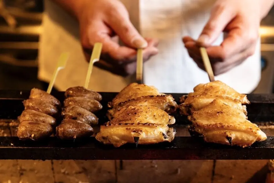 Our yakitori is made with soft Shiretoko chicken, which packs a punch with every bite. Grilled over high-quality Tosa Binchotan charcoal, our carefully crafted yakitori is exquisite. We offer a variety of cuts, including chicken hearts, chicken breast, and liver. Please enjoy our proud yakitori to your heart's content.