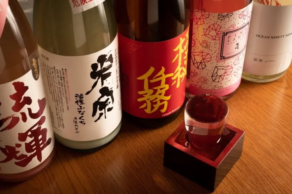 我们提供来自全国各地的当地酒，只有几瓶抵达北海道！我们有许多在其他地方找不到的稀有和疯狂的清酒，所以我们相信您也会喜​​欢它们。我们总是提供 10 种以上的清酒，而且我们还有新的清酒和其他稀有的清酒“主人的秘密缘故。”每杯550日元，非常实惠的价格，请放心尝试！另外还有550日元30分钟无限畅饮！请在午餐时或想快速喝点饮料时使用。