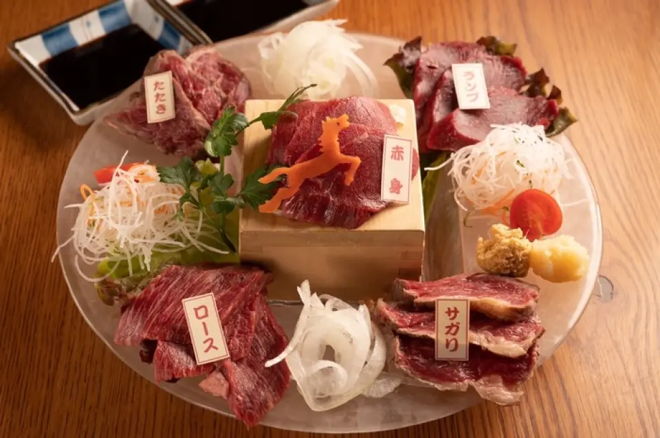 从专业供应商采购的马肉很新鲜！以550日元起的实惠价格提供充分发挥其新鲜度的马肉生鱼片◎特别推荐我们著名的“什锦马肉生鱼片”，可以品尝到5块赤肉、里脊肉、烤肉和2个稀有部位！我们提供每日更换的稀有部位的豪华阵容，包括“缘侧肉、牛腰肉、双蛋肉、心形肉和巴拉比肉”。在白石区住宿期间，您可以品尝到正宗的马肉生鱼片。此外，还有樱花寿司，请一定要尝尝。