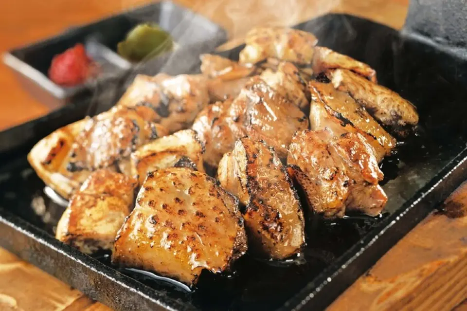 Our recommendation is the charcoal grilled high-quality local chicken, which is fragrantly grilled. The natural softness and firmness of the local chicken, and the rich flavor that overflows with every bite, are superb! We also have the tataki and toriwasa, which are made with strict hygiene management to make the most of their freshness. We also have a variety of other carefully selected menu items, such as the Hakata specialty motsunabe and the juicy and appetizing stamina miso stir-fried black pork belly. Enjoy these proud dishes to your heart's content, which will make you want to drink more and more!