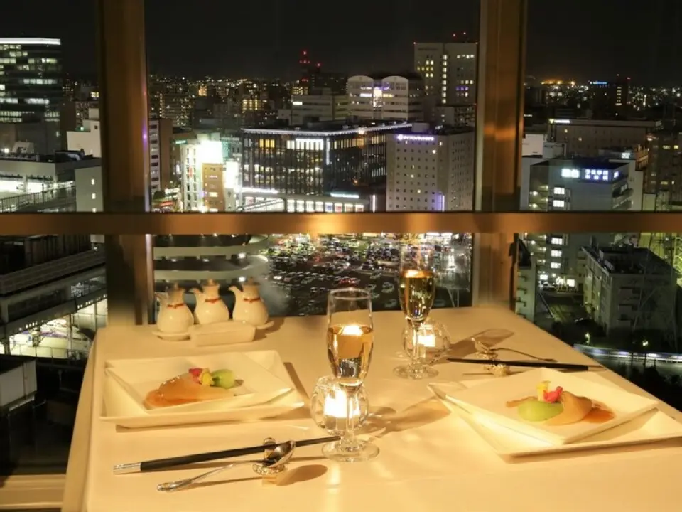 本店位于仙台蒙特利酒店的顶层。该位置白天可欣赏地平线全景，晚上可欣赏波光粼粼的城市景观，营造浪漫时刻。室内设计以中国风理念为基础，源于欧洲对东方的迷恋，色彩沉稳。您可以在这个感受传统与现代融合的休闲空间度过一段特别的时光。享受难忘的一天，同时享受从大窗户向外延伸的景色和开放感。