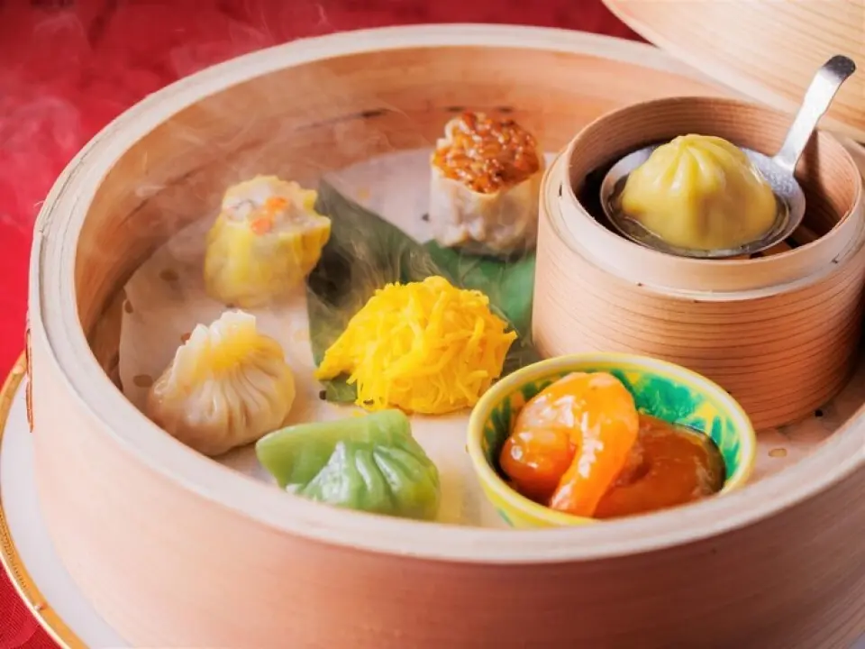 本店使用北京烤鸭、鱼翅、黑毛和牛、宫城县产大米等高级食材。我们提供采用奢华食材的套餐、休闲套餐以及点餐自助餐，非常适合各种场合。菜单上，强烈推荐“超辣麻婆豆腐”。将辣椒与三种豆瓣酱精心混合，精心炒制而成，鲜香浓郁，辣味十足。您也可以将其添加到课程中，所以请尽情享受。