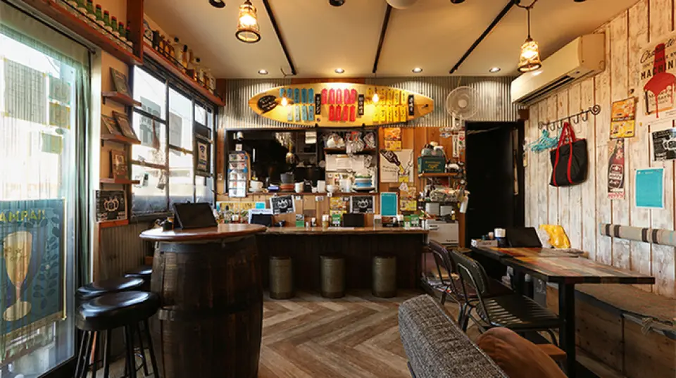 저희 레스토랑은 편안한 하와이안 레게 배경음악과 함께 캐주얼한 분위기를 자랑합니다. 혼자라도 편안하게 쉴 수 있는 카운터석과, 인원수에 따라 바꿀 수 있는 테이블석이 있습니다. 친구와의 식사나 회사 파티 등 다양한 경우에 이용해 주세요! 12명 이상의 프라이빗 파티를 위해 예약도 가능하므로, 소규모 모임에 최적입니다. 2층에는 가라오케를 즐길 수 있는 자매점도 있으니, 애프터 파티에 이용해 주세요!