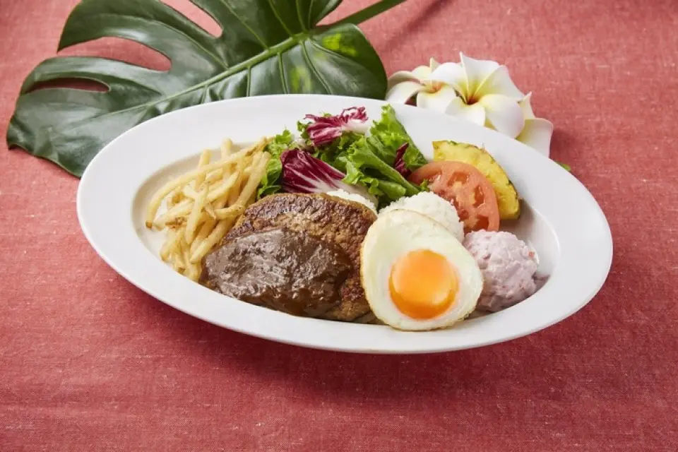 我們的餐廳供應採用精心挑選的食材烹製的正宗夏威夷美食。其中最受歡迎的是“KING Loco Moco”，它是由100%北海道牛肉餅經過長時間慢火熬製而成，賦予其濃鬱的黃油和奶油風味！魅力之一是餡料和餡料部分◎還推薦夾有大量原始醬汁和鬆脆蔬菜的“HANAO漢堡”。我們也準備了很多飯糰和零食，請放心在聚會時使用。