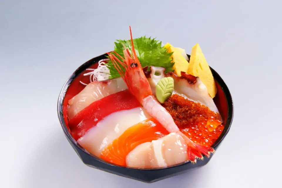 【海鮮Omakase蓋飯】2,948日圓（含稅） 10種海鮮的豪華拼盤！盛在直徑18cm的大碗裡！這是我們店裡非常受歡迎的菜單。