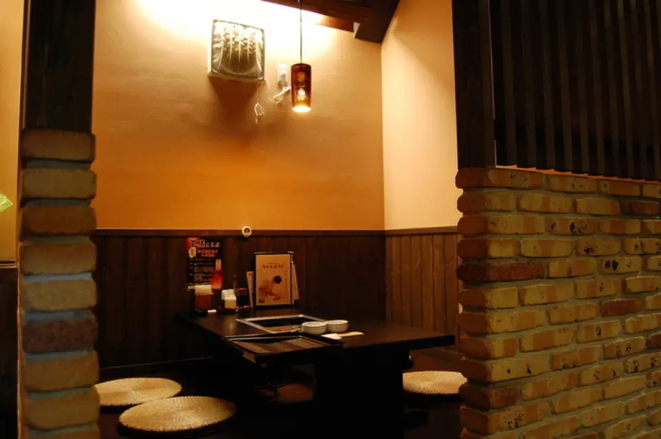 Enjoy yakiniku at your leisure in a modern Japanese-style restaurant. We also have semi-private rooms that are very popular with families. We can accommodate a variety of occasions, such as entertaining guests, parties, families, and friends. We can also accommodate parties for up to 40 people, so please contact us.