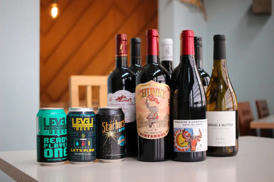 You can enjoy a wide range of drinks from craft beer to wine and seasonal sake!