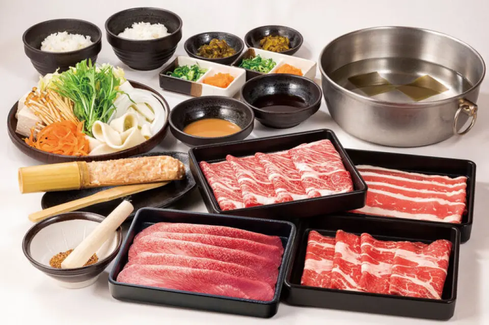 「涮锅」配有「肉、火锅蔬菜、米饭、浓乌冬面、面条、汤汁、酱汁」，「寿喜烧」则配有「肉、火锅蔬菜、米饭」 、粗乌冬面、炸鸡、鸡蛋”，全部免费续杯！您可以尽情享受“涮锅”或“寿喜烧”。此外，我们还提供无限畅饮菜单和包括寿司在内的套餐。请根据不同的使用场景进行选择。