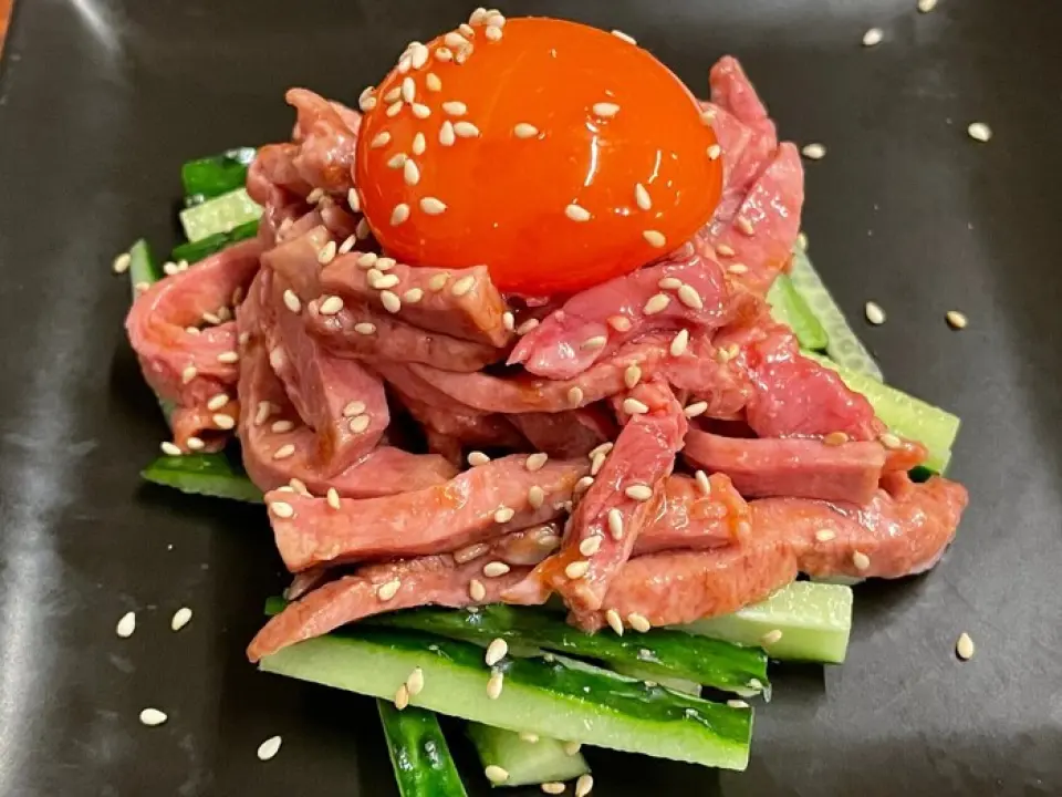 早间新闻节目“Mezamashi TV”介绍了人气“金蛋牛肉谭玉浩”。我们选用牛舌最嫩的部分，低温慢煮。这是一道美味的菜肴，上面放着来自田中农场的特厚红鸡蛋。同样，我们引以为豪的“自制特厚香肠”是一道令人心旷神怡的特色菜，它的多汁肉汁将让您惊叹不已，它是由极其粗碎的肉馅制成的。内部！非常适合搭配啤酒和葡萄酒，因此请在光临本店时作为干杯享用。