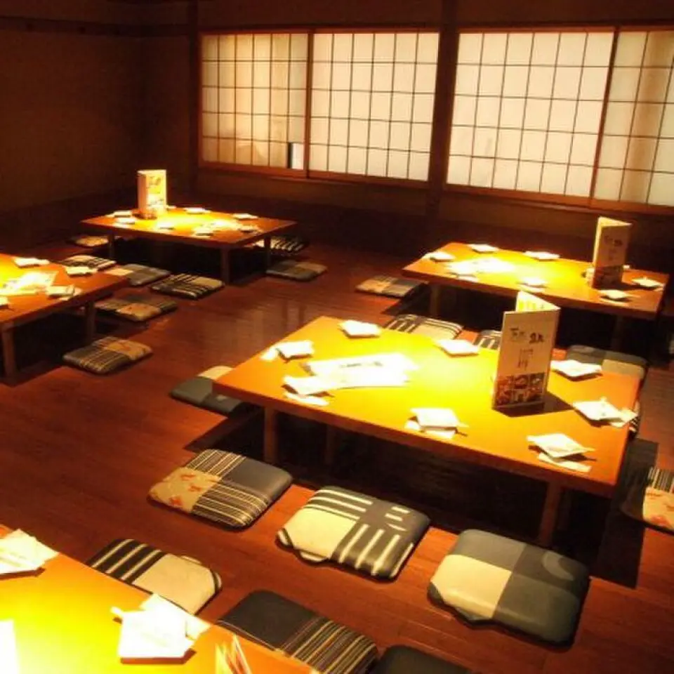 Please enjoy a relaxing time with your friends, family, or colleagues in a spacious, comfortable private room. The space can be used for a variety of occasions, such as year-end parties, New Year's parties, welcome parties, farewell parties, girls' parties, and launch parties. *The photo is of an affiliated store.