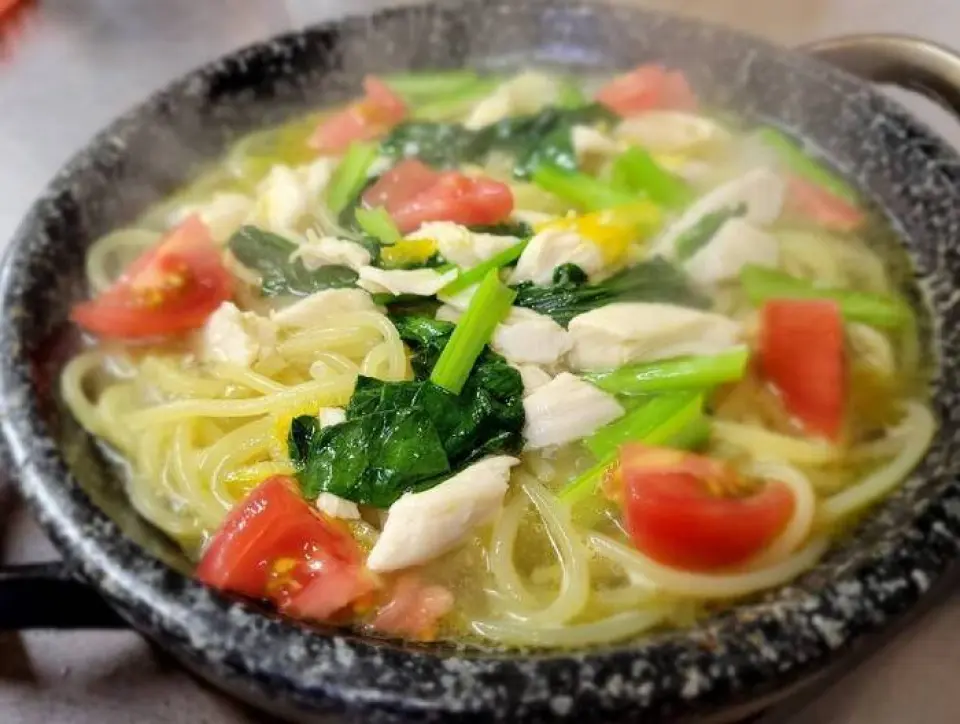 The signature menu item is 30 kinds of "stone-baked fresh pasta." The chewy fresh noodles, delivered directly from a noodle factory that has been in business for over 100 years, are perfectly combined with the sauce to create this outstanding dish! The noodles are simmered in a custom-made stone pot, so you can enjoy the change in flavor from the soup pasta stage onwards. ◎ You can enjoy it hot until the very end without getting bored.♪ We use carefully selected ingredients such as Italian mozzarella cheese and extra virgin olive oil, so you can enjoy the deep flavor that combines the best of Japanese and Western styles to your heart's content!