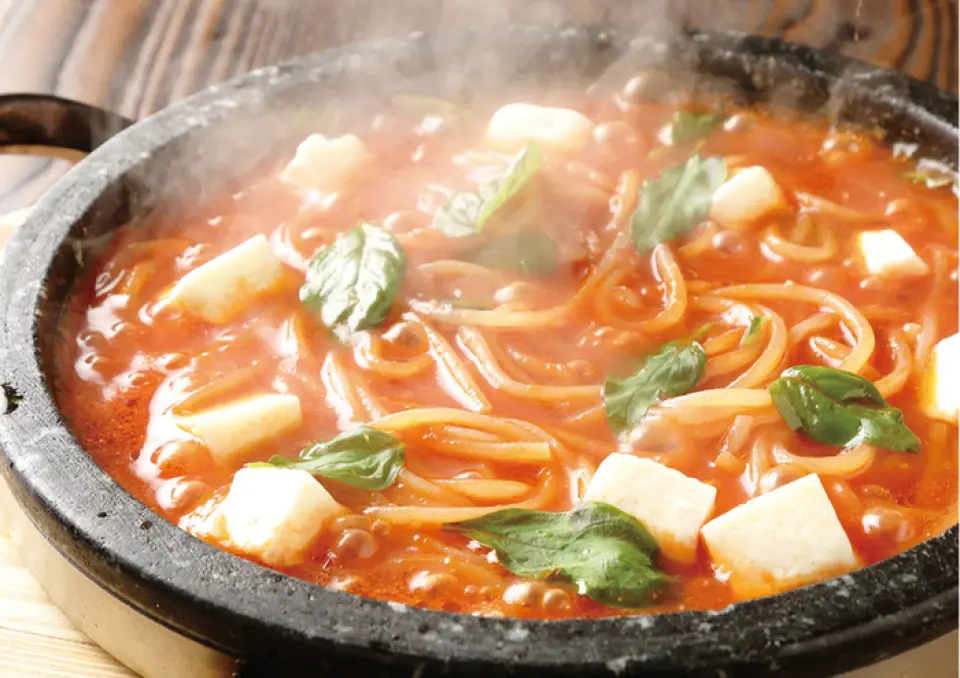 Stone-baked fresh pasta, said to have originated in Shiga Prefecture, has arrived in Hokkaido! We offer 30 different dishes using seafood, vegetables, and meat from Hokkaido. The most popular dish is the "Basil Tomato," a simple dish made with tomato sauce, Italian mozzarella cheese, and basil. Other popular dishes include "Garlic Shrimp" and "Salmon Cream"! We also recommend other seasonal dishes◎Since we use seasonal ingredients and sauces, you can discover new flavors every time you visit♪