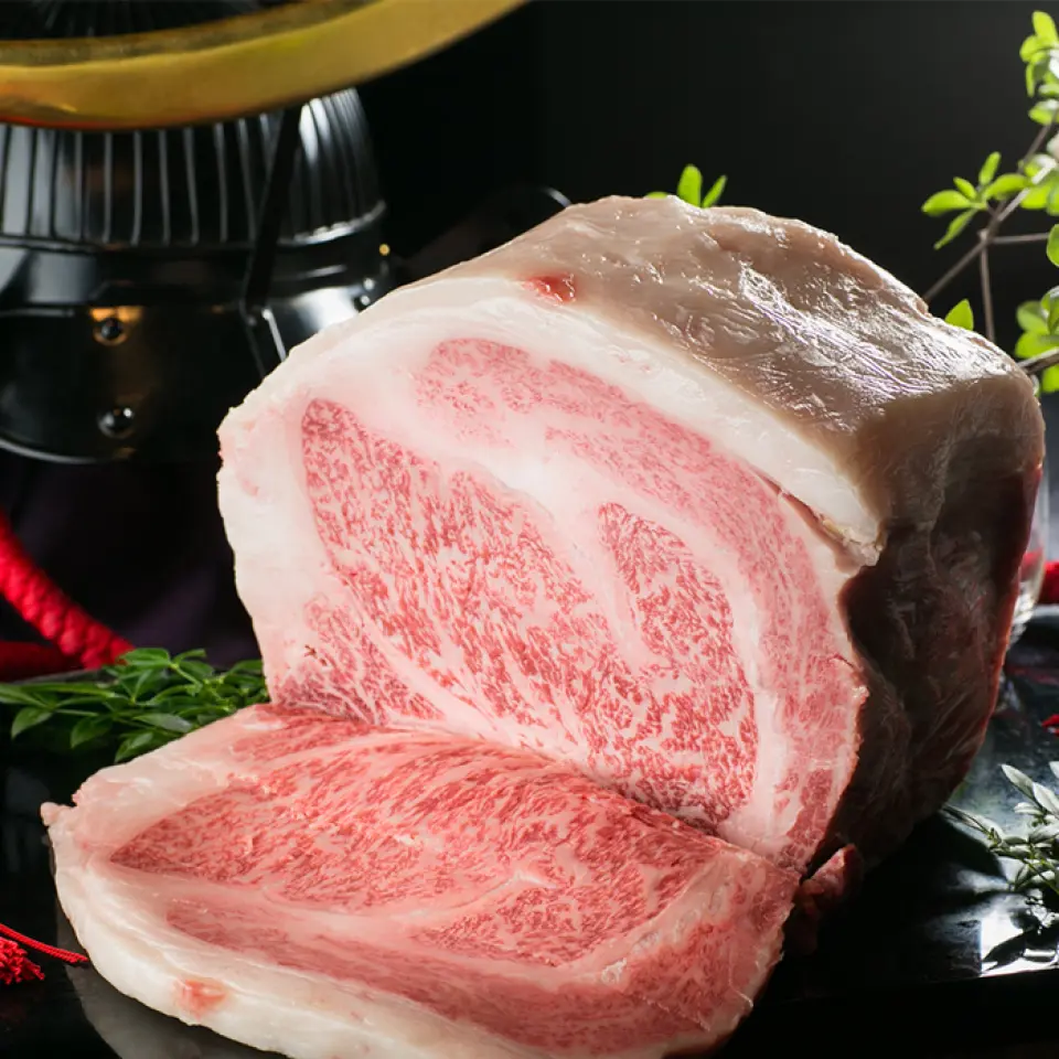 「比最好的仙台牛肉還要好…」 「仙台牛肉」是只對 A5 至 B5 肉的稱呼。伊達屋對仙台牛肉訂定了更嚴格的標準。 BMS 大理石花紋度為 8 至 12，但僅提供 10 至 12 級精挑細選，僅限 A5 等級，並且只提供比平常長 4 個月育肥期的最高品質肉。宮城引以為傲的仙台牛的巔峰！以我們自己的品牌「Goku Sendai Beef Date no Kuro」提供。