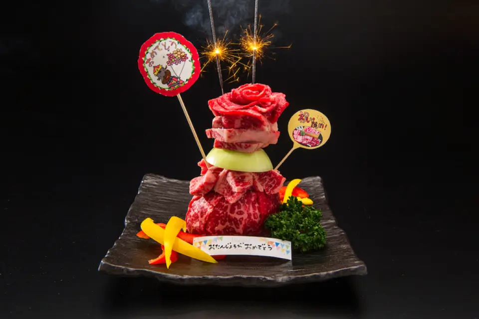 毕竟，周年纪念日最好是用烤肉来庆祝♪♪我们会在您点的肉上添加烟火来庆祝^^我们还有一个特殊的[肉蛋糕]，售价3,000日元（不含税）！ ！