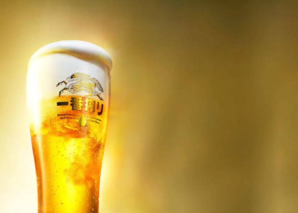 我们提供丰富的无限畅饮菜单，包括生啤酒、鸡尾酒、高杯酒、烧酒、果酒和日本清酒。