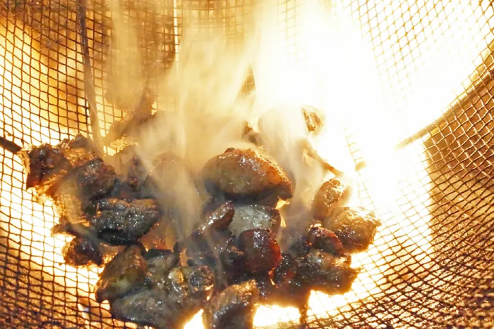 我们的特色菜“黑烧”甚至连木炭都经过精心制作。使用被称为柏备长炭的木炭，在直达天花板的炭火上进行华丽的烧烤！我们使用的是知览鸡，​​一次烤制，越咬越入味。请尝试这个令人上瘾的杰作！