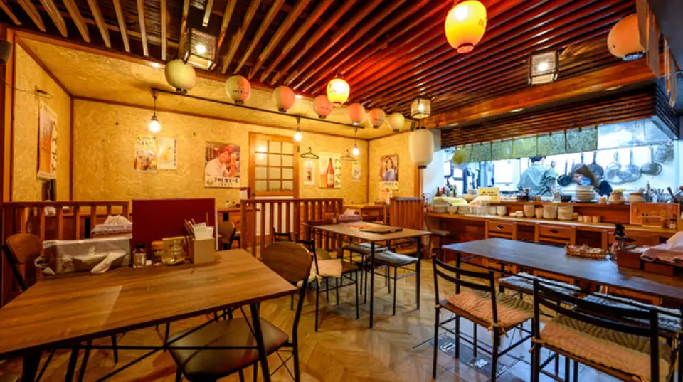 Izakaya Nemochan Land 4 is a hideaway-style restaurant located in the basement of a building. The interior of the restaurant, where records welcome you, has a retro atmosphere. After work, why not relax with our delicious food and drinks? We welcome both individuals and groups! You can have fun together. We can also accommodate private parties for groups of 20 or more. We are open until midnight, so please take your time.