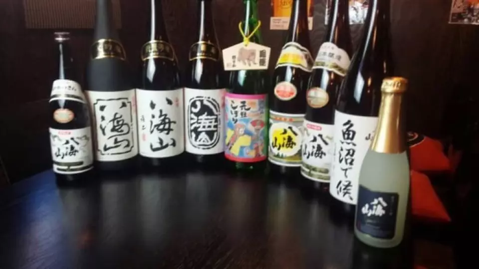 사케, 쇼추, 위스키, 와인 등 다양한 알코올성 음료가 있어 매장에 모두 담을 수 없을 정도입니다. "라이후", 하카이산, 다사이, 심지어 찾기 힘든 사케까지 다양한 종류의 지역 사케를 갖추고 있습니다. 여러분이 가장 좋아하는 사케를 찾으셨으면 좋겠습니다.