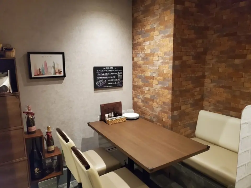 가류는 어른들을 위한 은둔형 레스토랑으로, 혼자 식사하는 손님을 환영합니다. 감염 확산을 방지하기 위해 넓은 카운터 좌석을 마련했으며, 바로 앞에 오픈 키친이 있어 고급 요리를 즐길 수 있습니다. 3인, 4인용 테이블 좌석도 마련되어 있으므로 친구나 사랑하는 사람과 함께 오셔도 좋습니다.