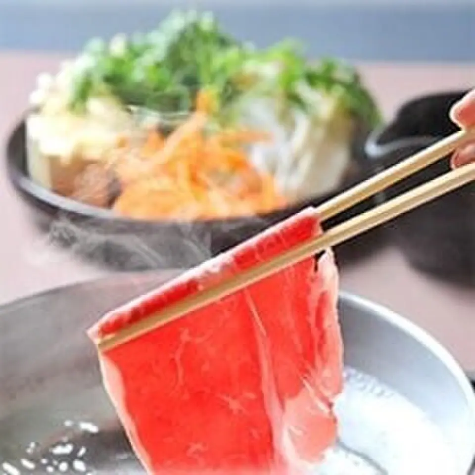 只需将肉和蔬菜浸入一锅沸水中即可。请尽情享受食材本身的美味♪ 顺便说一下，之所以常说“先肉后菜”，是因为锅里的“高汤海带”中提取了氨基酸而肉类中所含的氨基酸，是因为肌苷酸与蔬菜中的肌苷酸结合，增强了风味，使之后煮出来的蔬菜更加美味。请尝试一下。