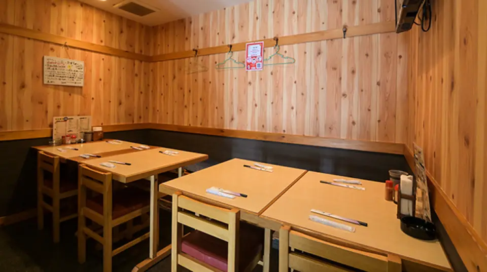 本店位于距离川越站西口3分钟路程的后巷。可以感受到木材温暖的现代空间，营造出可以随意落座的氛围。共有30个座位。适合单人饮酒的吧台座位7个、适合4人、6人的餐桌座位12个、半包间10个座位。桌椅可移动，可适应从小规模到大型团体的各种情况。私人预约最多可容纳32人！请用于各种宴会、女孩之夜、朋友聚会！
