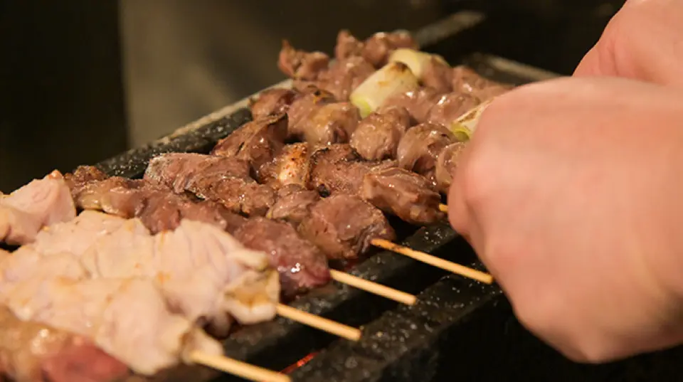 当天采购的新鲜国产鸡肉和猪肉都是手工精心制作的。每串都经过精心烤至完美的温度，让您享受到食材的原汁原味。享受木炭的芳香。其中推荐荠菜和肝脏。我们还提供不寻常的菜单项目，例如猪肉美浓，其具有独特的质地和风味。外皮酥脆，内里多汁，盐烤鸡翅是让你尽享鸡肉风味的佳品！
