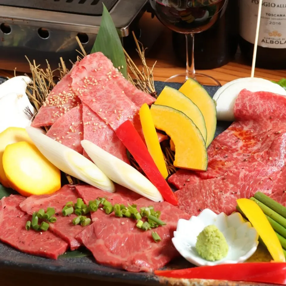 A platter of fresh offal delivered directly from the market and rare cuts of domestic beef for 2-3 people costs just 4,200 yen!!