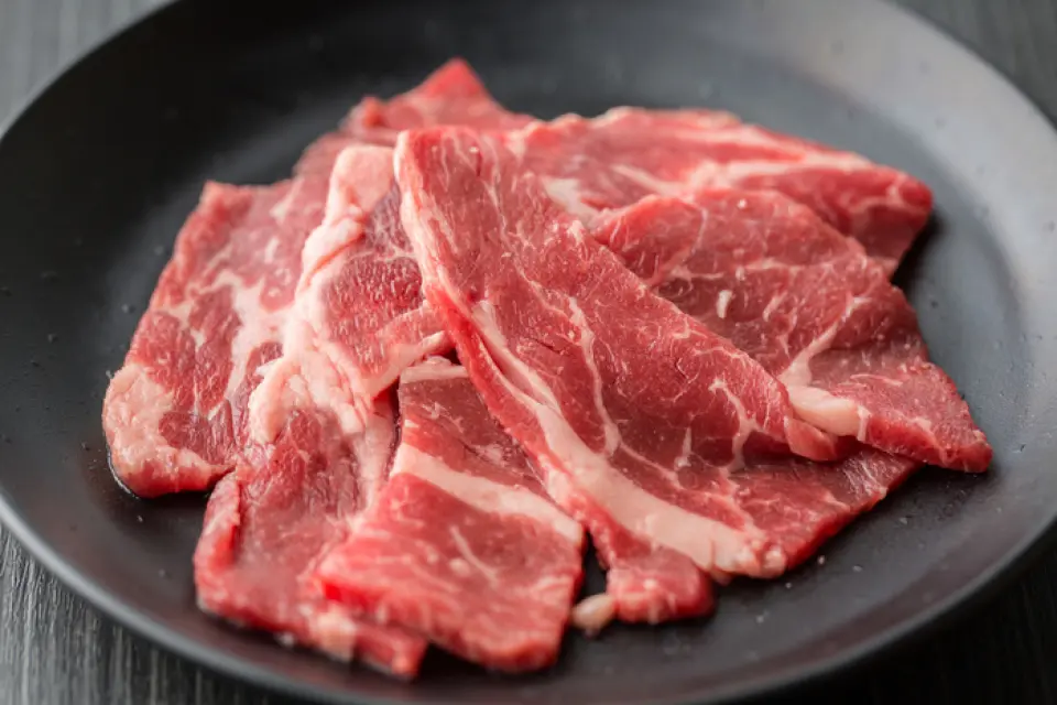 Our beef ribs are available at a bargain price starting from 290 yen (tax included)! Even our most expensive single item is only 590 yen (tax included), so we offer authentic yakiniku that can be enjoyed on a charcoal grill at a reasonable price♪ Among our dishes, our "Young Kalbi" uses beef belly meat. It is a fatty cut with a rich sweetness! We also recommend that you try our proud "An An Kalbi"! Savor our popular yakiniku... Cook it to your liking and enjoy to your heart's content♪