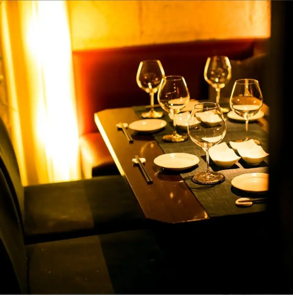 We can accommodate 2-100 people in a completely private room. We also have semi-private rooms, table seats, and counter seats available depending on the situation. We can also reserve the entire venue. We can also propose a course plan to suit the organizer's budget. Please feel free to contact us.