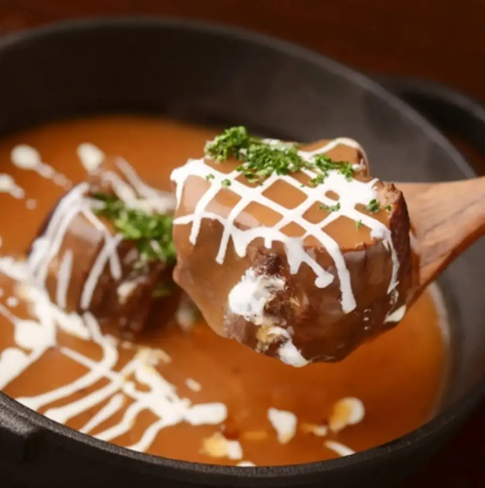 [Many repeat customers] Wagyu beef tongue stew. A soft and tender tongue stew made by a chef who trained at a famous restaurant in Tokyo. Garlic toast is also included.