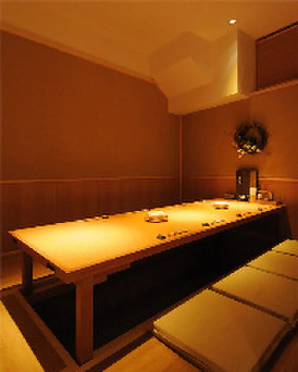 Đó là phong cách hori kotatsu để bạn có thể thư giãn và duỗi chân. Chúng tôi có thể đáp ứng nhiều dịp khác nhau như giải trí và đi chơi đêm của các cô gái.