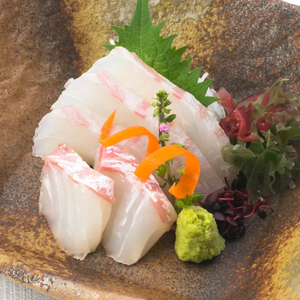 Đầu bếp của chúng tôi sẽ chế biến không chỉ sashimi mà còn cả các món nướng, chiên, ninh phù hợp với khẩu vị của bạn. Hãy tận hưởng nó.