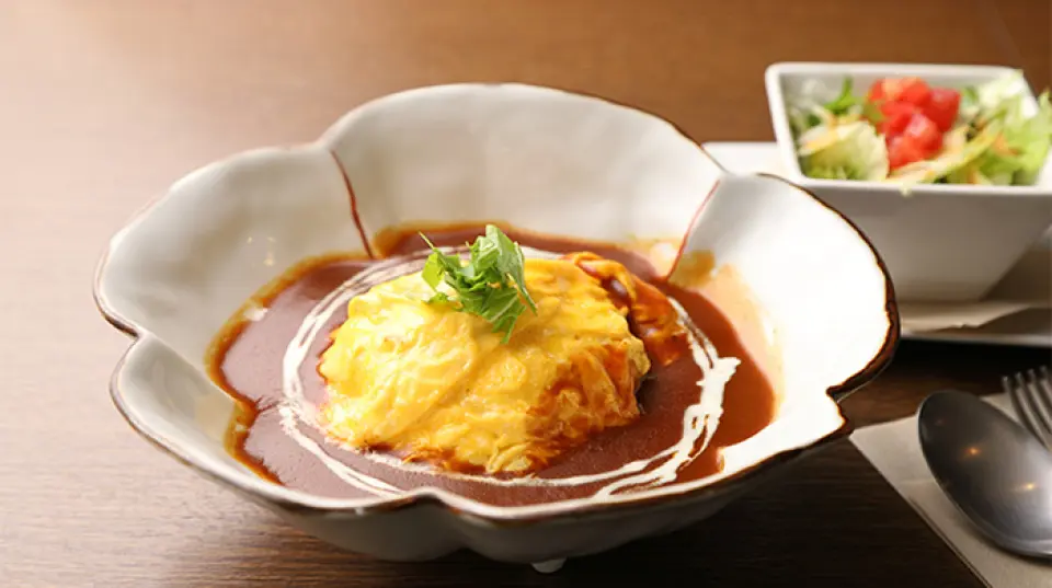 自公司成立以來一直很受歡迎的「蓬鬆煎蛋飯」是一道鬆軟的雞蛋，上面淋上自製的半糖霜醬。晚上也提供，因此非常適合您自己、下班後或與家人一起用餐。另外，上午時間為 9:00 至 11:00。需要點飲料的吐司50日圓起！享用新鮮出爐的麵包和精心挑選的咖啡，享受輕鬆的早晨。還有自製甜點和限定菜單◎
