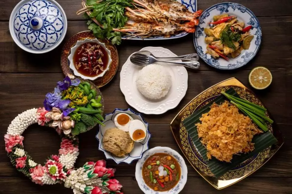 メニューには、スコータイ王国とアユタヤ王国の代表的な料理と、ラタナコーシン王国および現代のバンコクの料理が融合されています。