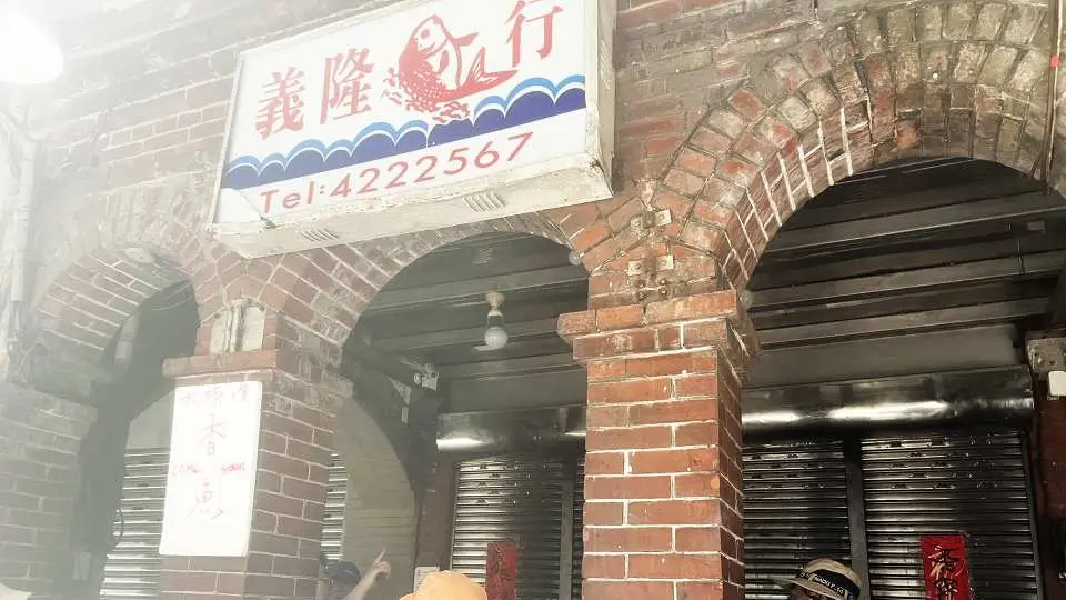 跟著麒舜老師來一探崁仔頂魚市的細節。