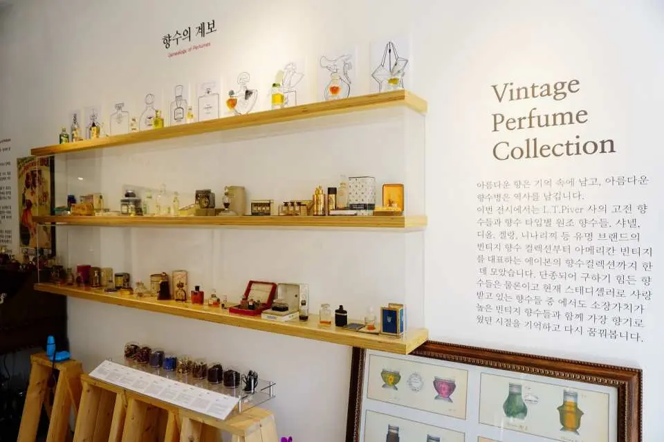 Bên trong GN perfume studio ở Myeongdong, Hàn Quốc, các kệ trưng bày bộ sưu tập nước hoa cổ điển 'Vintage Perfume Collection', tạo không gian sang trọng cho trải nghiệm tự làm nước hoa.