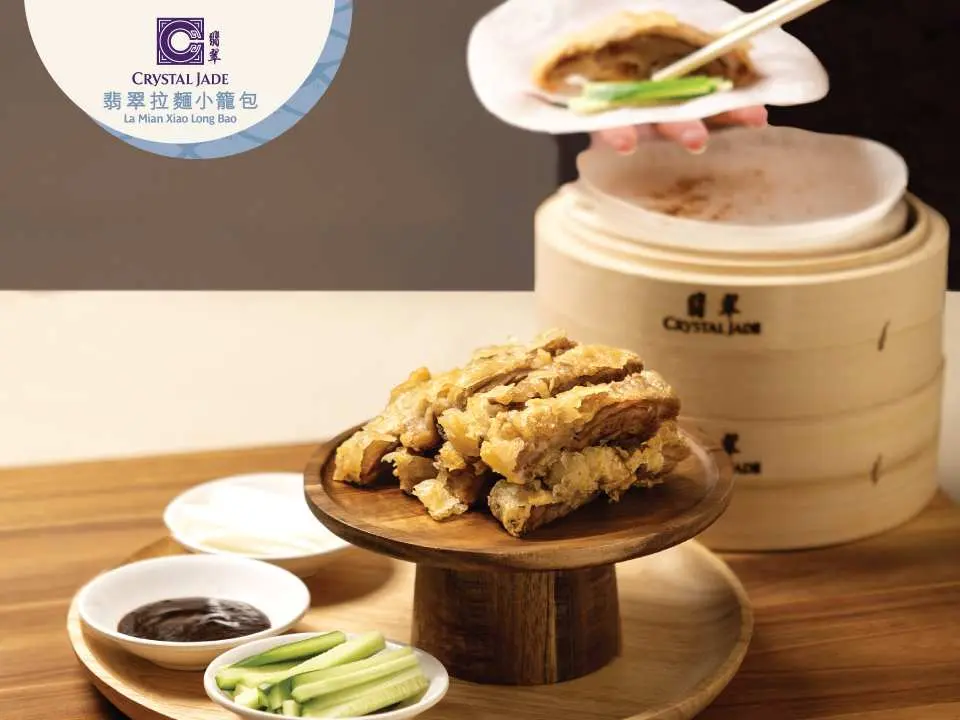 香酥鴨配饃饃皮 - 以多種香料醃製後炸香，嫩滑鴨肉配以酥脆鴨皮，口感一流！