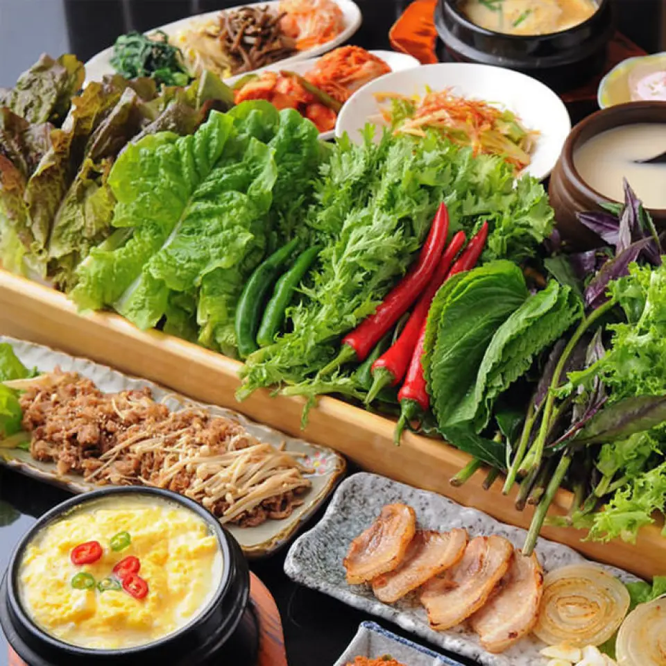 可以享用名牌国产猪肉和新鲜蔬菜的涮锅有海带汤料和韩式辣汤料两种口味。肉质严选优质猪肉，无论是瘦肉还是肥肉，都能品尝到浓郁的浓郁风味。我们使用10多种新鲜、刚收获的蔬菜，如生菜、阳光生菜、长叶生菜和molokheiya。与猪肉是绝配。是一道也推荐给女性的健康菜肴。