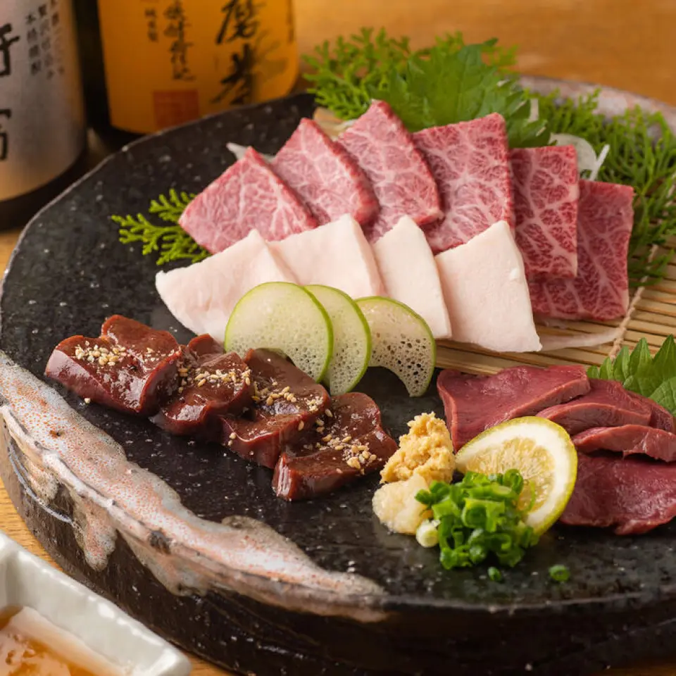 Những người thợ thủ công chế biến những bộ phận quý hiếm như hoa hồng ba mảnh cẩm thạch và gan ngựa với kỹ năng tuyệt vời. Hãy thử món sashimi ngựa đặc sản của chúng tôi.