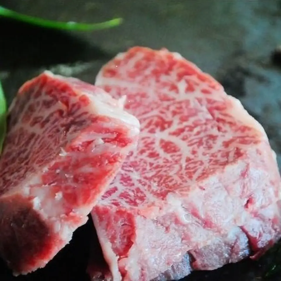 您可以在炭烤、烤、炸牛排、烤握壽司等多種菜餚中享用從我們的簽約生產商直送的【紅牛肉】！