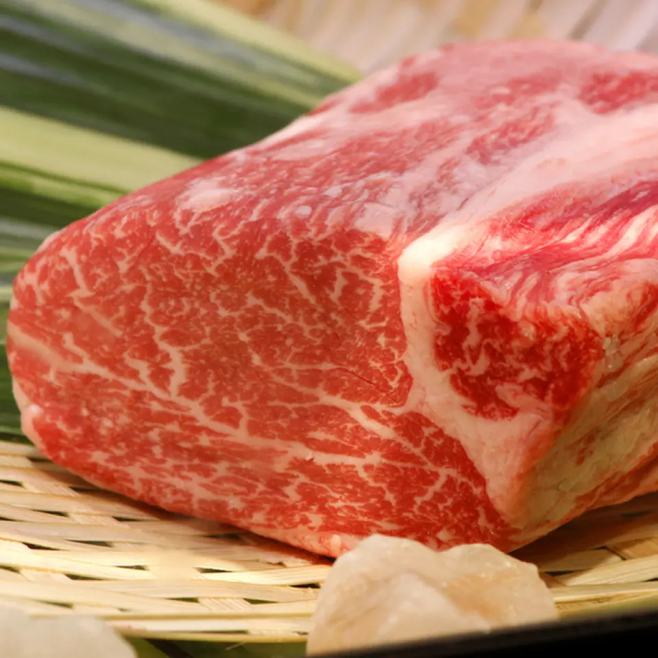 我们的屠夫对肉类有着独特的眼光，因此我们只提供我们确信其新鲜度和味道的肉。因此，我们在烹制时会搭配盐、芥末或我们的清淡原味酱汁。