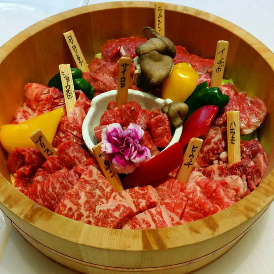 屠夫将肉分成明显的名称（切块）的原因是他们希望您尝试在其他商店找不到的部位！其实，“kalbi”是一个宽泛的说法（意思是烤肉），通过将其分成小块并上桌，你可以体会到肉的味道和质地的差异，这也是“Aji Hitokire”最棒的部分。